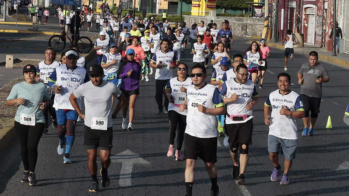 Las gafas son un artículo de primera necesidad en la carrera de El Sol de Puebla